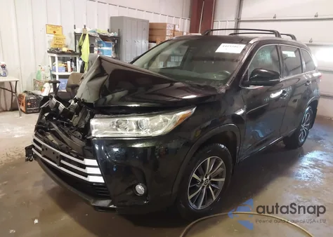 2018 Toyota Highlander Xle z USA, uszkodzony, nr VIN 5TDJZRFH3JS557060
